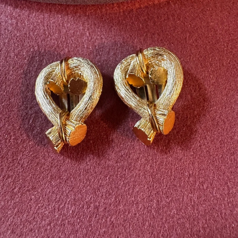 Escada Signed Vintage Gold Tone Ribbon Knot Clip On Earrings - Picture 5 of 5